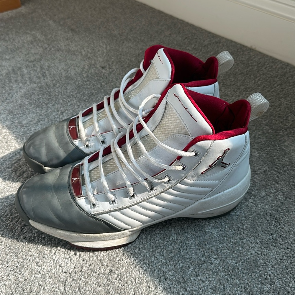 Men’s Nike Air Jordan XIX 19 SE 2004
WHITE GREY RED 308492-101